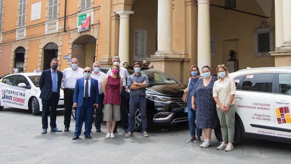 A chi si vaccina e ai più bisognosi buoni sconto per usare Ncc e taxi