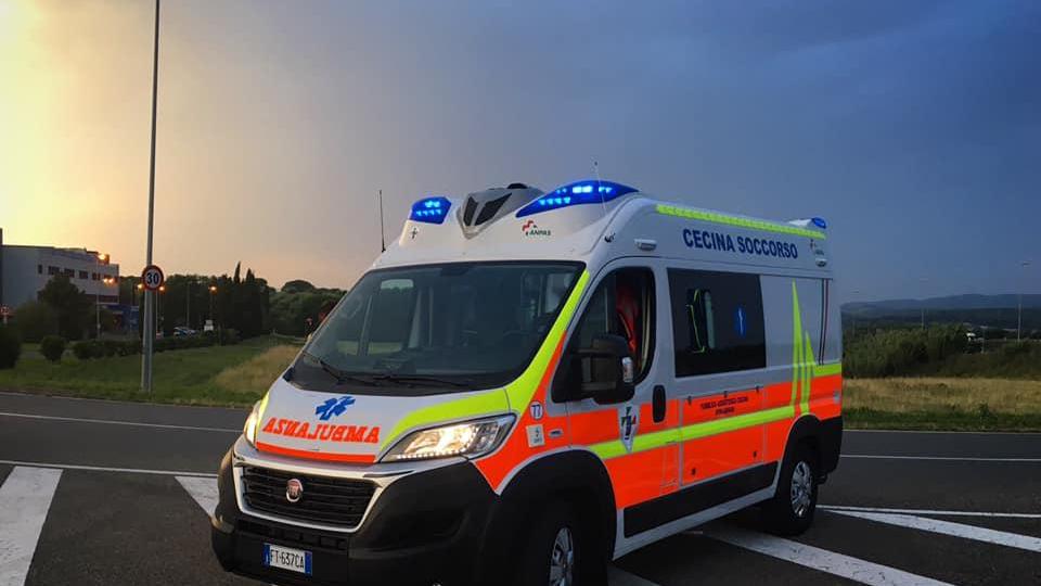 Un'ambulanza della Pubblica Assistenza di Cecina in una foto dalla pagina Fb dell'associazione