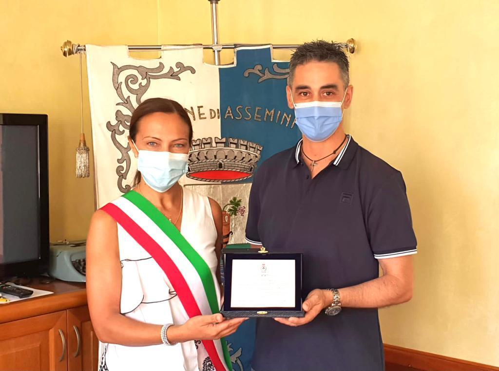 Salva una bimba in crisi respiratoria: per un finanziere l'encomio della sindaca di Assemini 