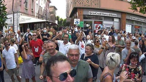 Esposto al prefetto contro i No vax: «Andavano fermati»