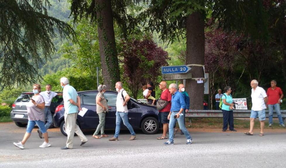 Chiusura con caos della strada 445 E i residenti “salutano” il ponte 