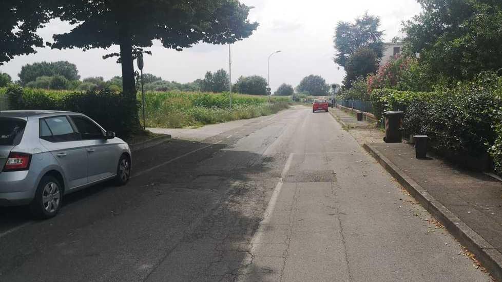 Seguita e strattonata per rubarle il cellulare mentre passeggia