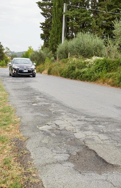 Troppe buche, danni alle auto 