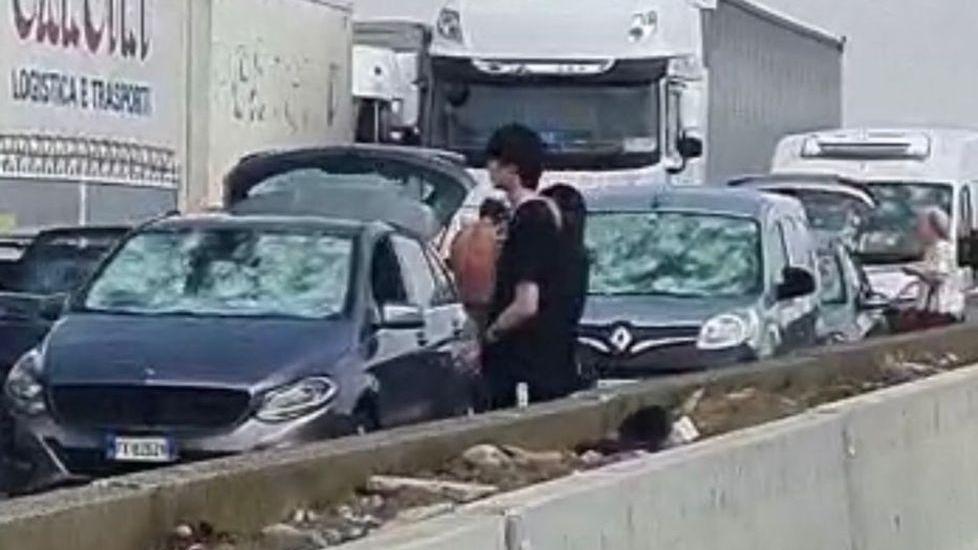 Chicchi come proiettili Distrutte centinaia di auto