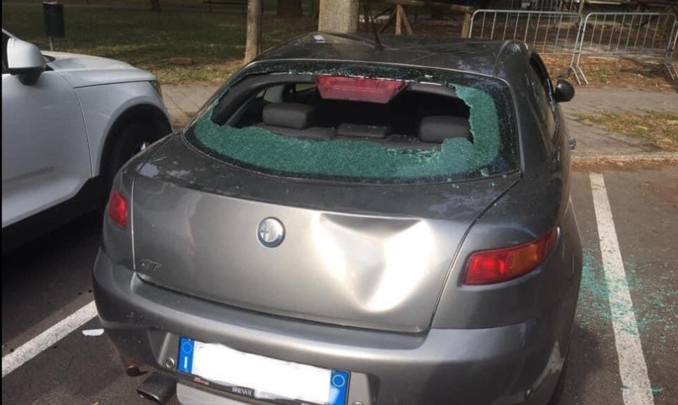 Notte di follia al parco Uomo distrugge auto «Saltava sul tettuccio»