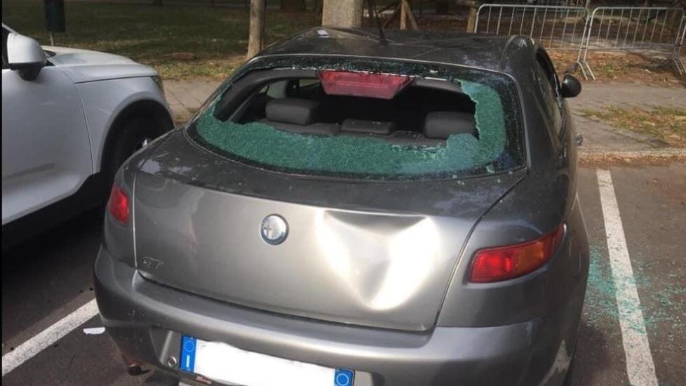 Notte di follia al parco Uomo distrugge auto «Saltava sul tettuccio»