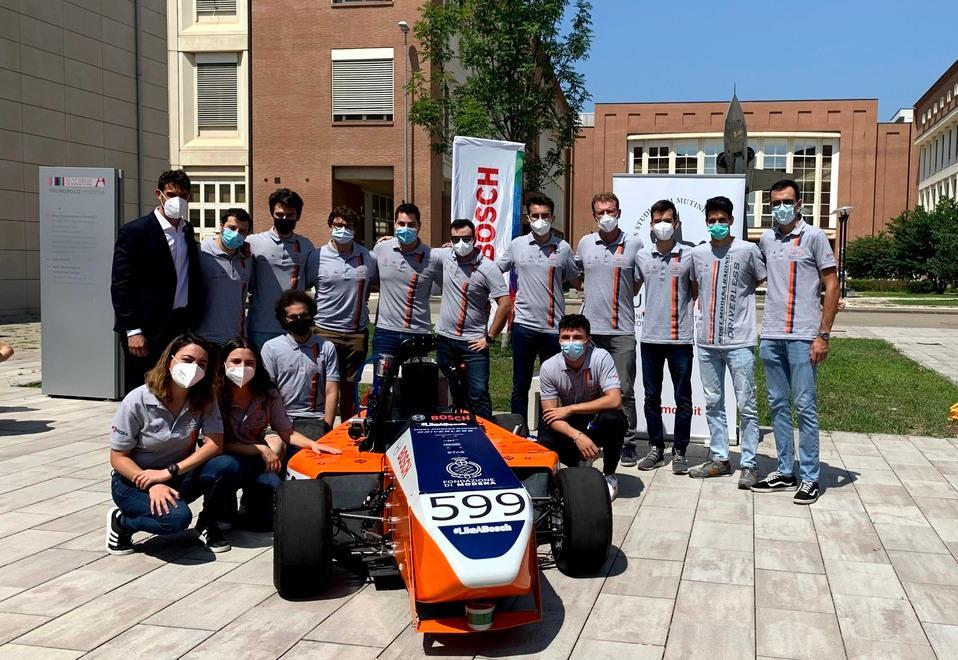 Guida autonoma Modena Racing trionfa nel design a Silverstone