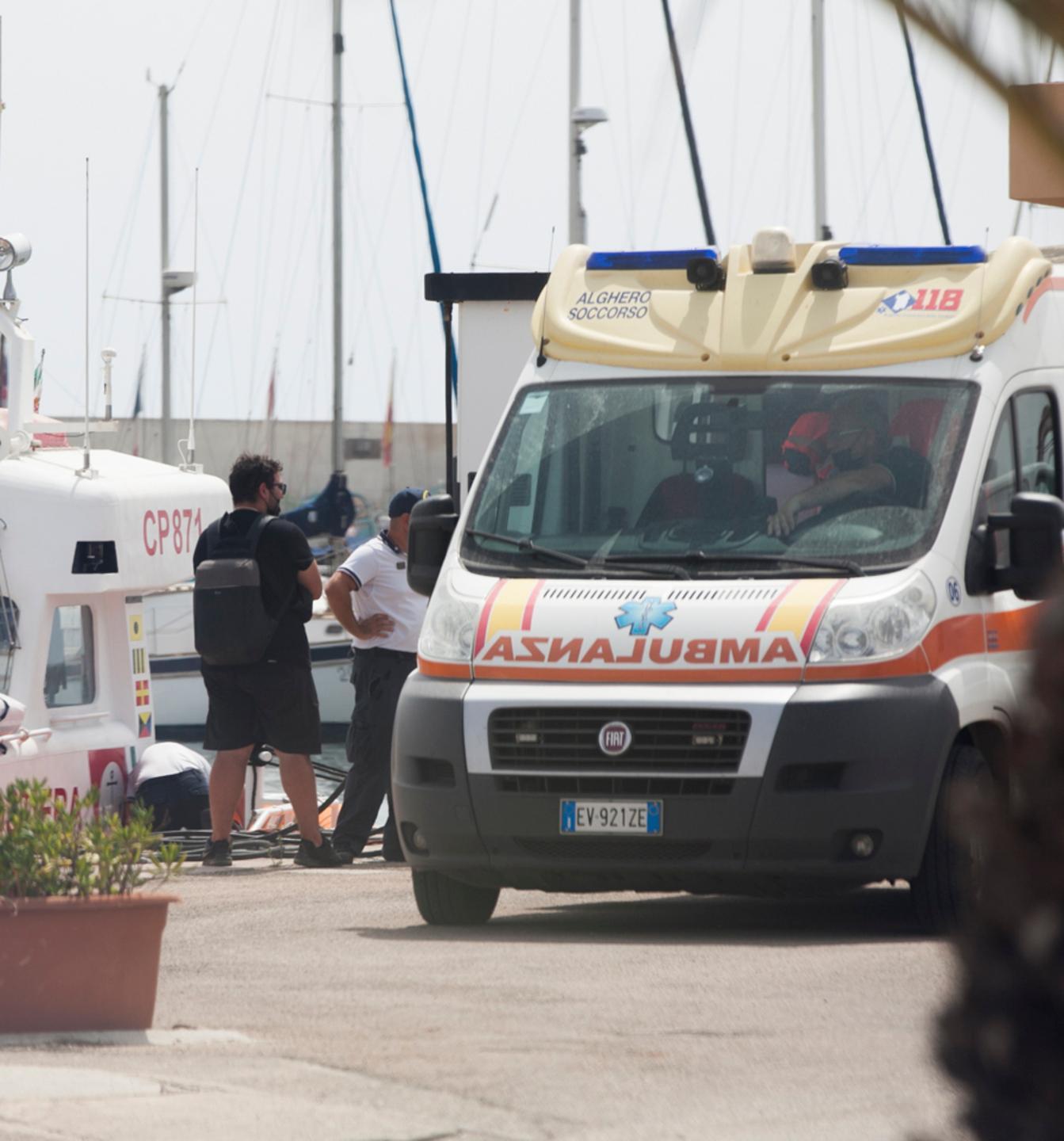 Emorragia a 25 miglia dal porto Guardia costiera salva pescatore