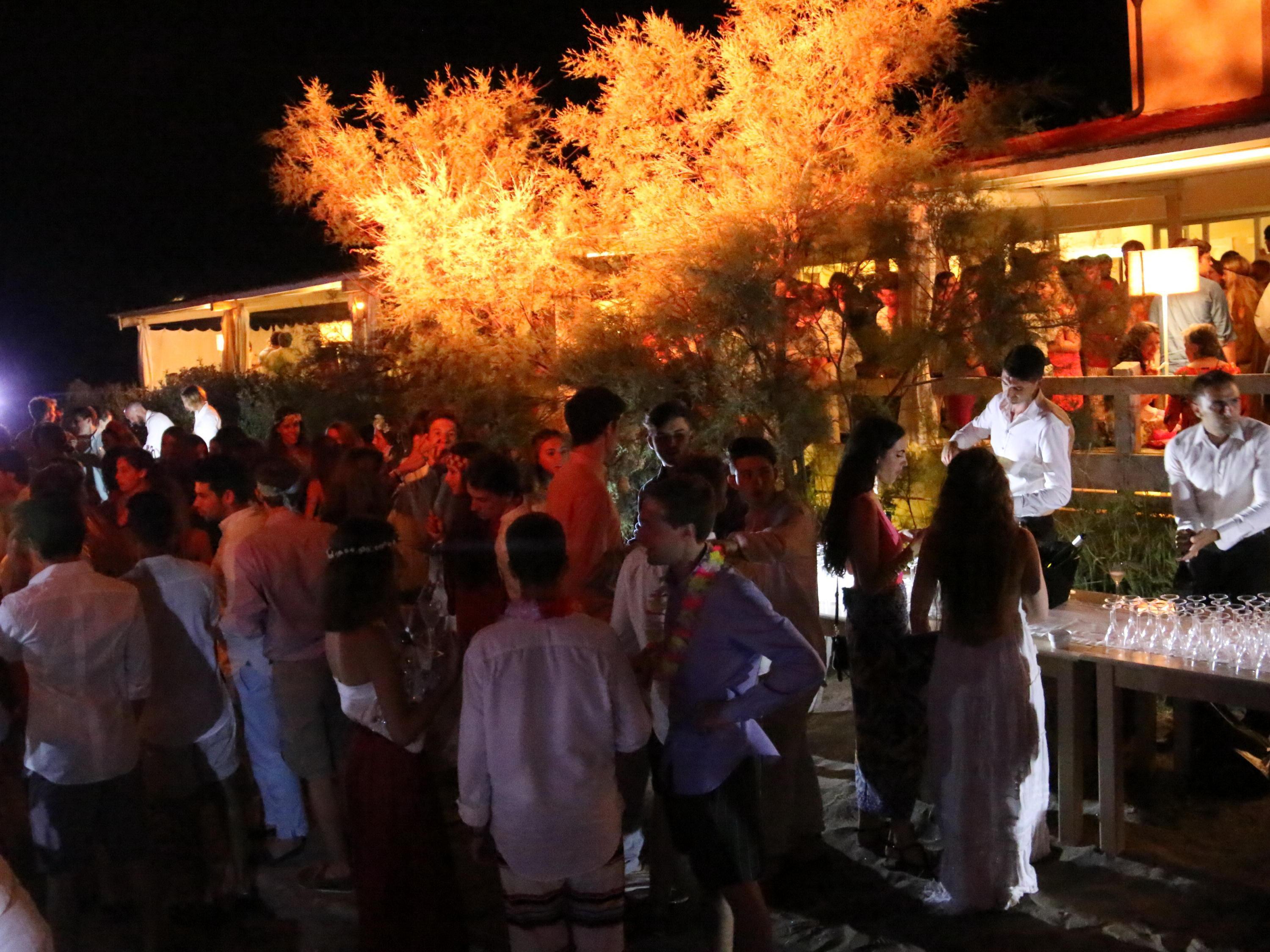 Una festa sulla spiaggia (foto d'archivio)