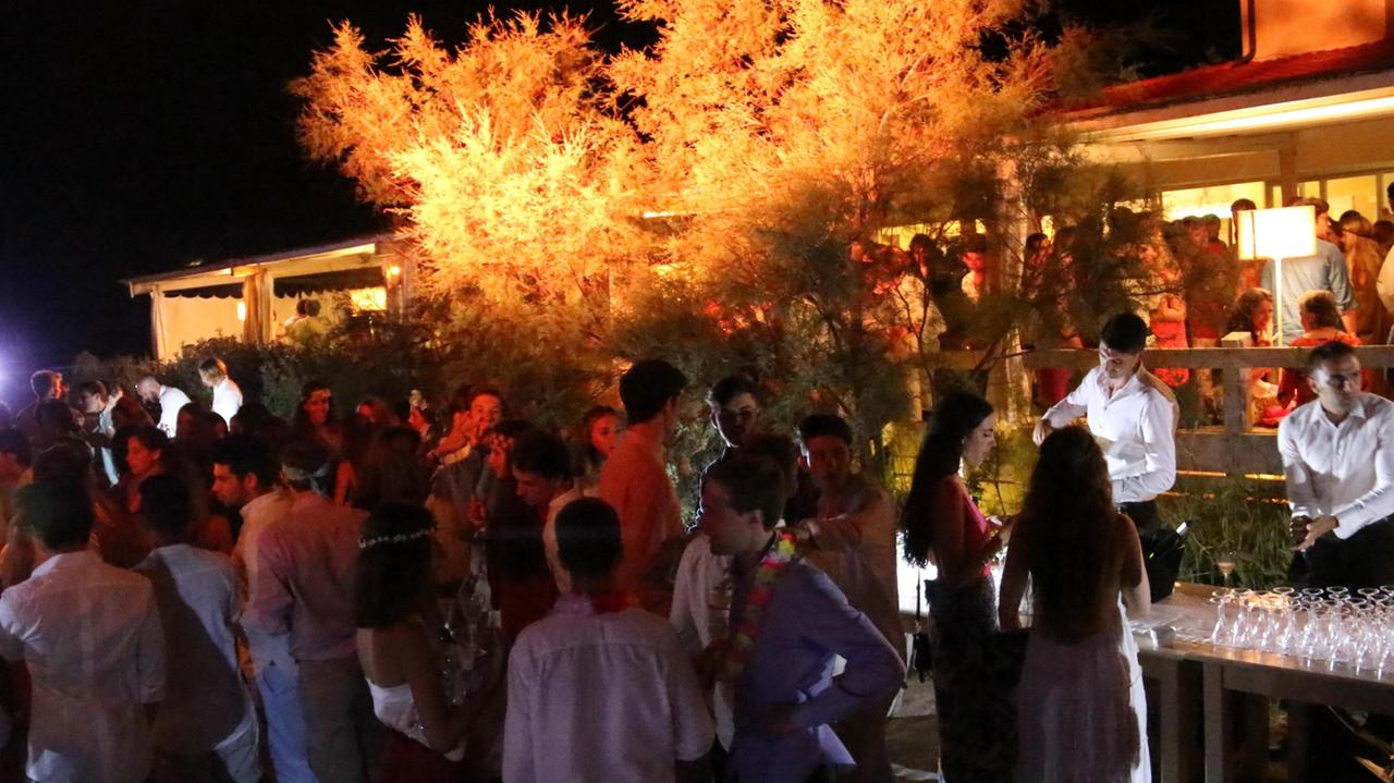 Una festa sulla spiaggia (foto d'archivio)