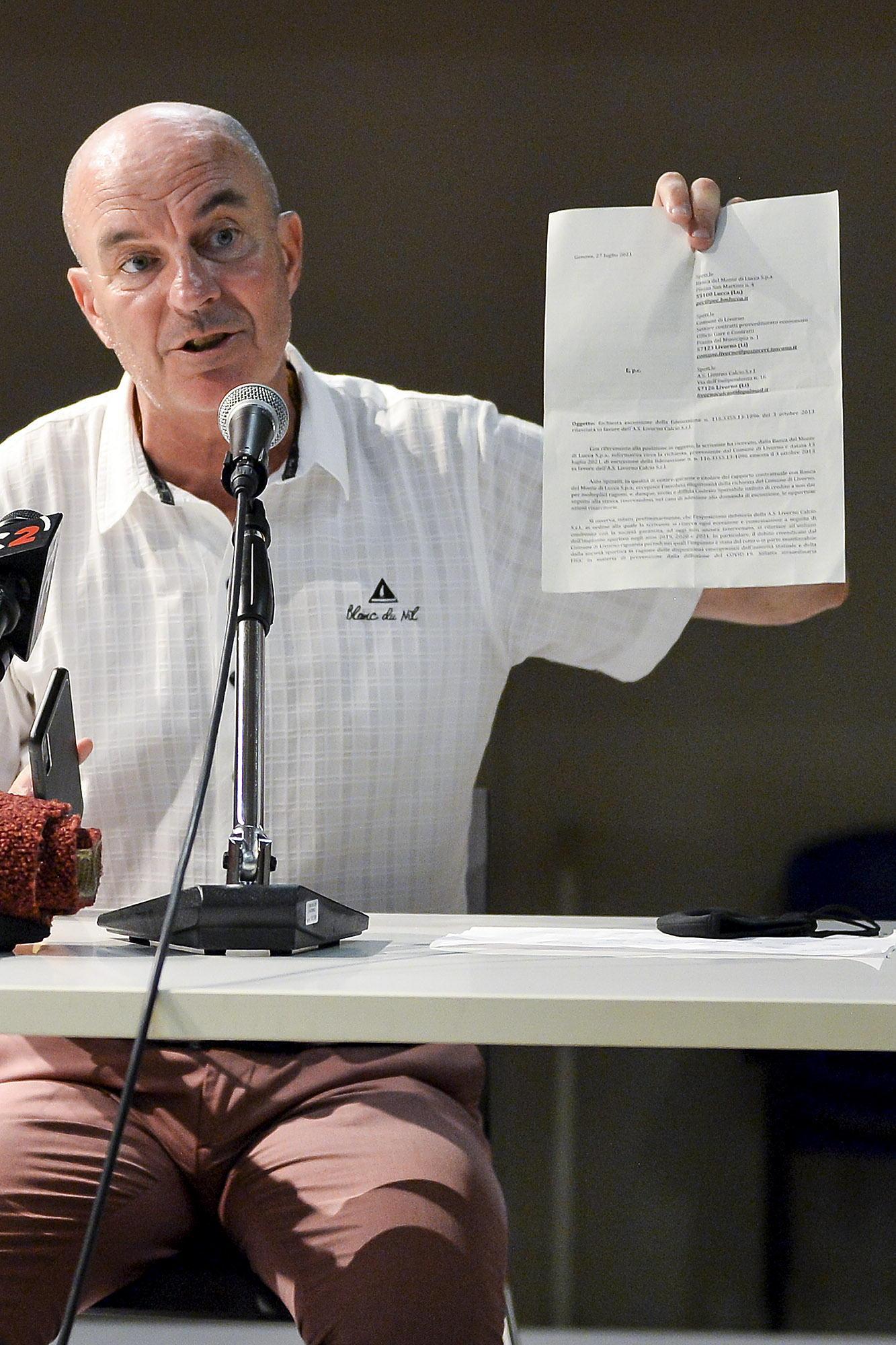 Il sindaco Luca Salvetti mostra la mail arrivata dagli avvocati di Aldo Spinelli