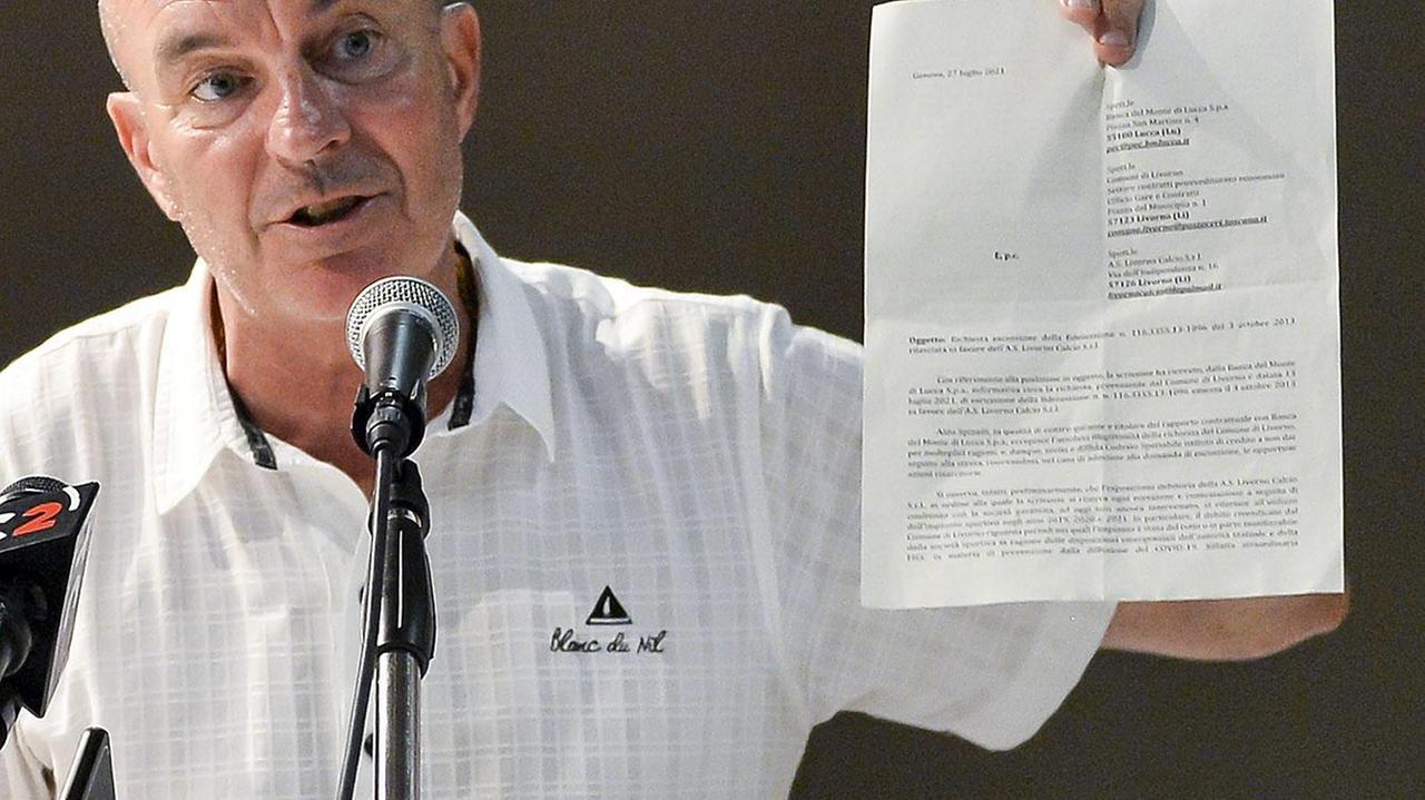 Il sindaco Luca Salvetti mostra la mail arrivata dagli avvocati di Aldo Spinelli