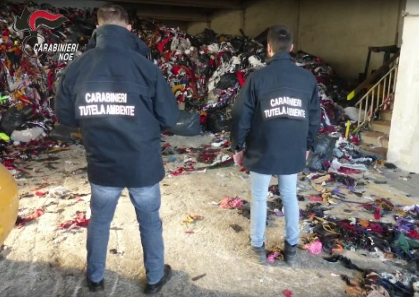 I carabinieri del Noe in uno dei capannoni riempiti di scarti tessili