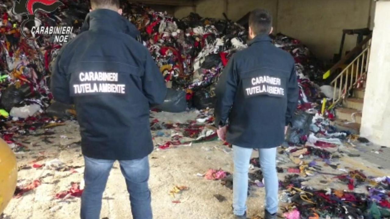 I carabinieri del Noe in uno dei capannoni riempiti di scarti tessili