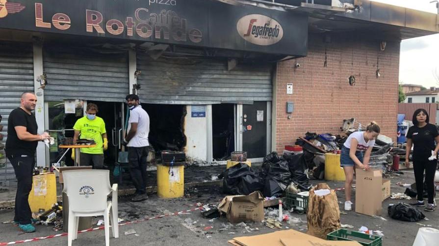 Incendio al bar delle Rotonde, ingenti danni