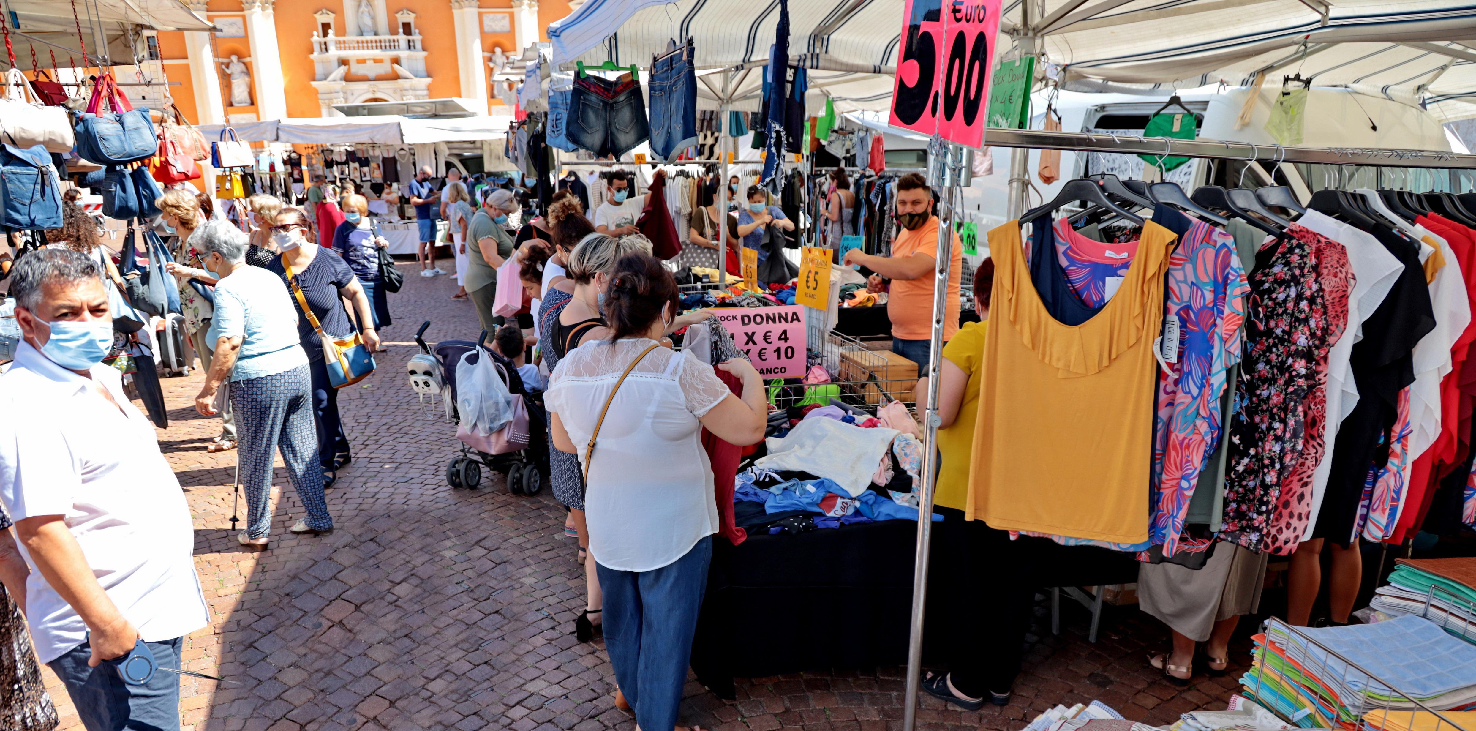 Un mercato settimanale (foto d'archivio)