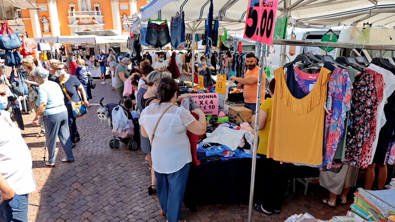 Un mercato settimanale (foto d'archivio)