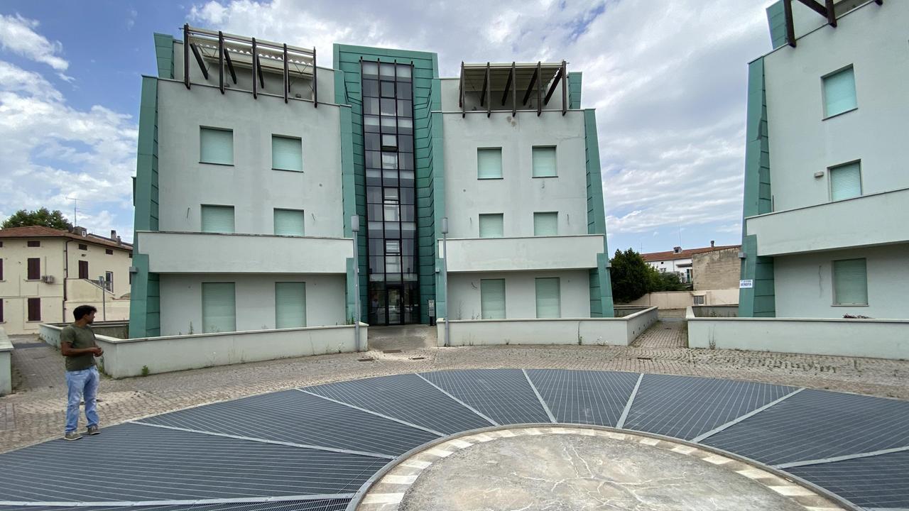 Uno dei palazzi verde rame del Borgo d’Oltrera al centro della vendita all’asta