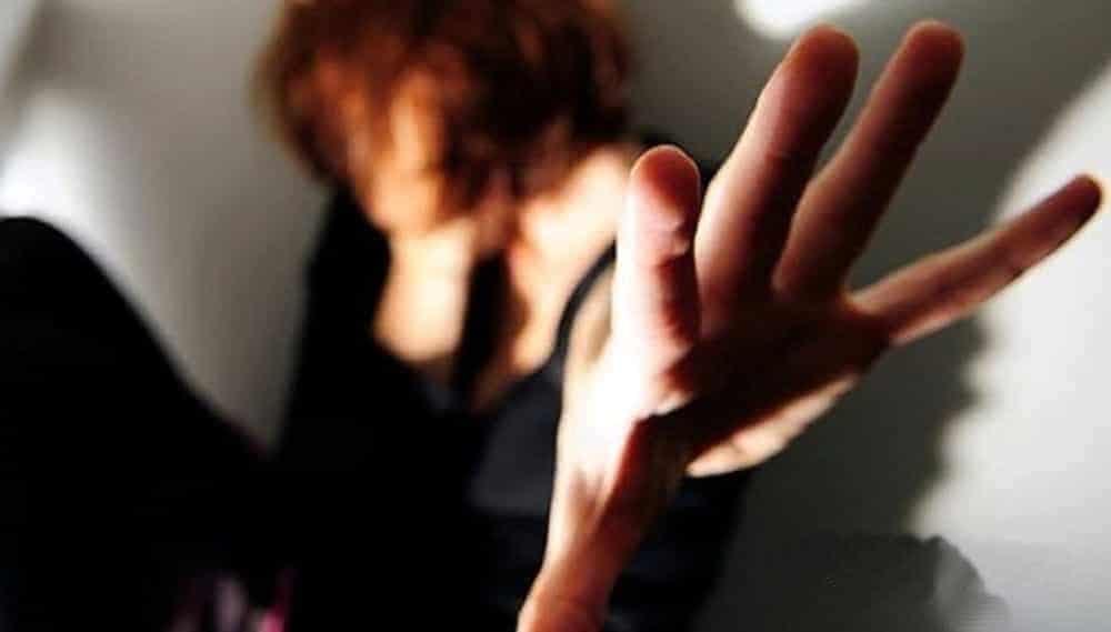 Marito violento allontanato da casa, picchiava la moglie davanti ai figli
