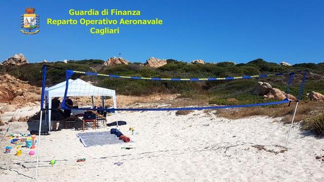 La Maddalena: tende, tavoli, sedie e campo da beach volley sulla spiaggia a tutela integrale