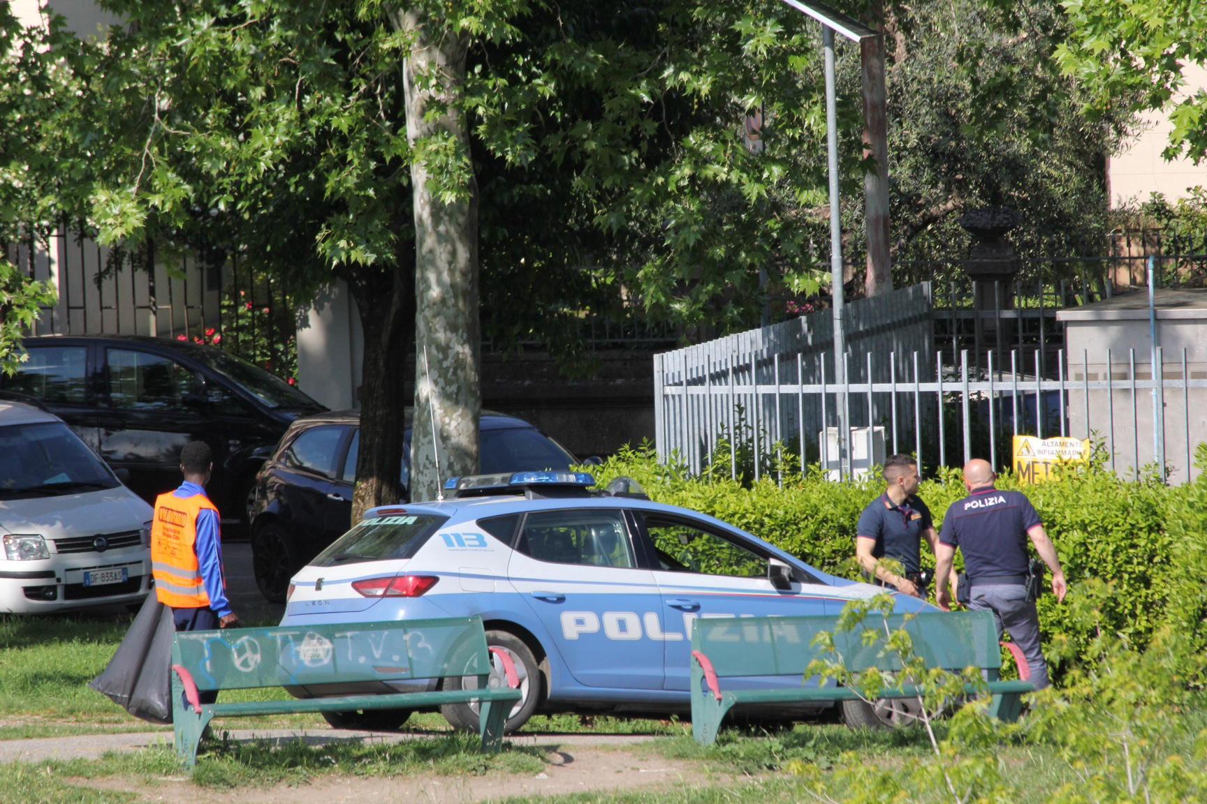 Tira la bicicletta contro un poliziotto e finisce in manette