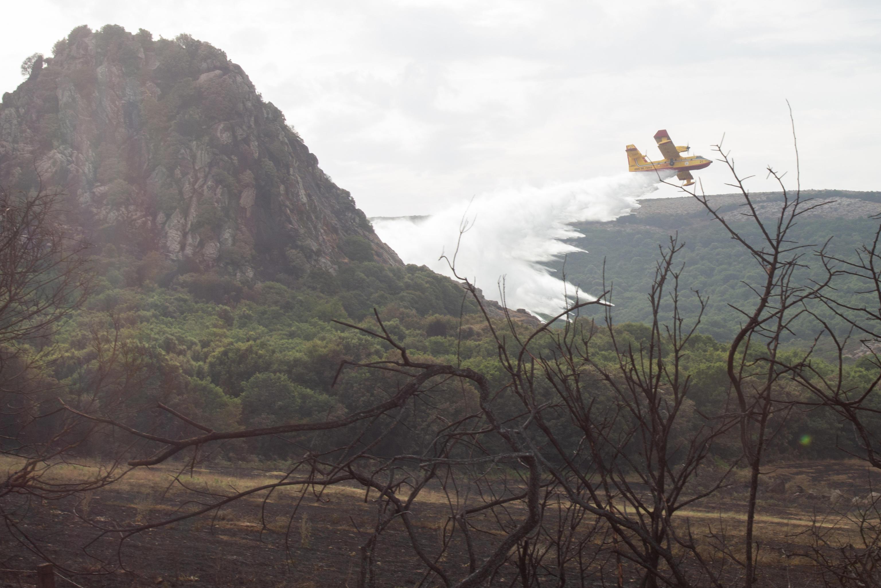 Rogo nell'Oristanese, ancora in azione 6 elicotteri e 6 canadair