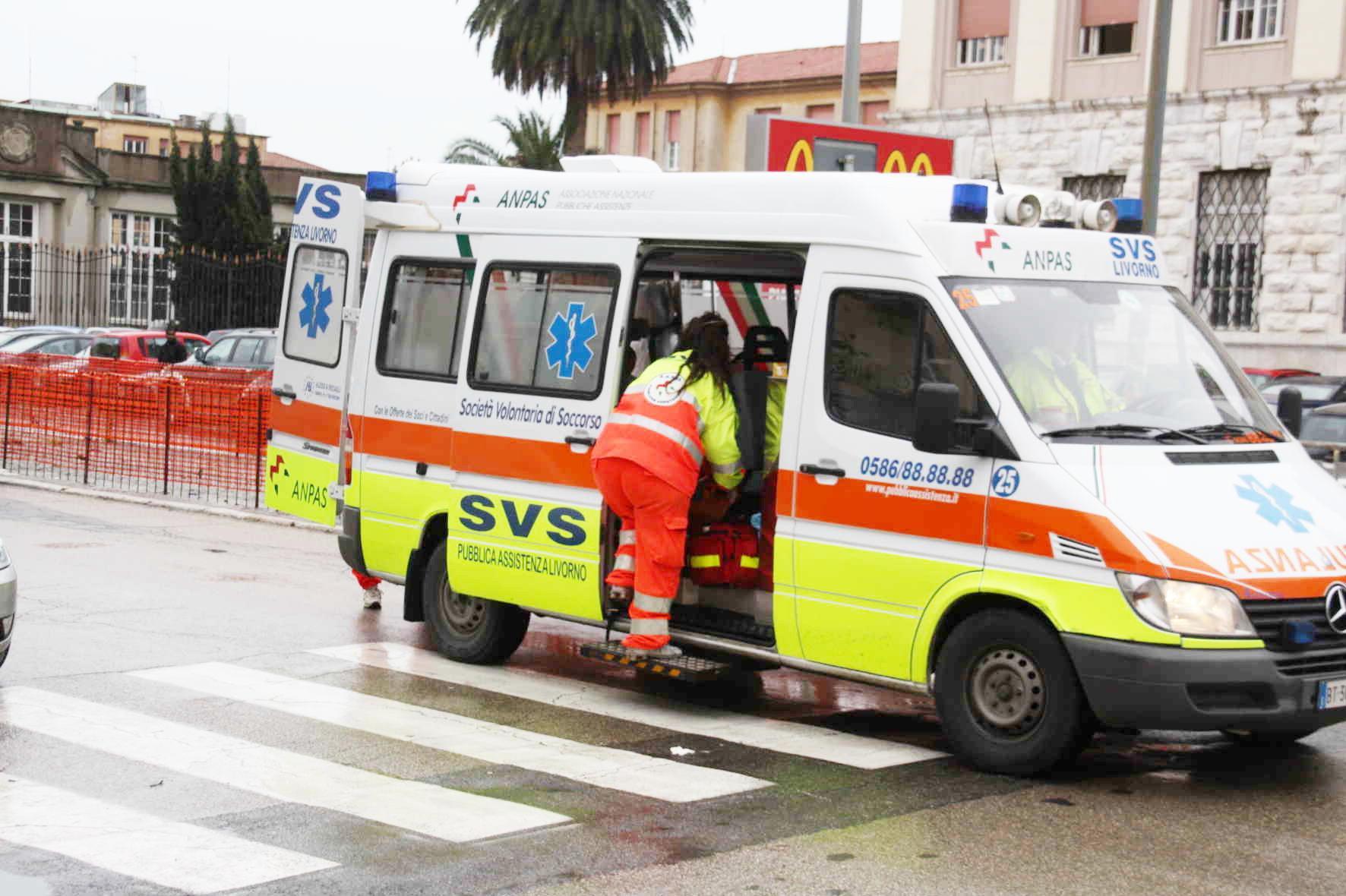 Cade dalla moto su viale Alfieri: ferito 57enne