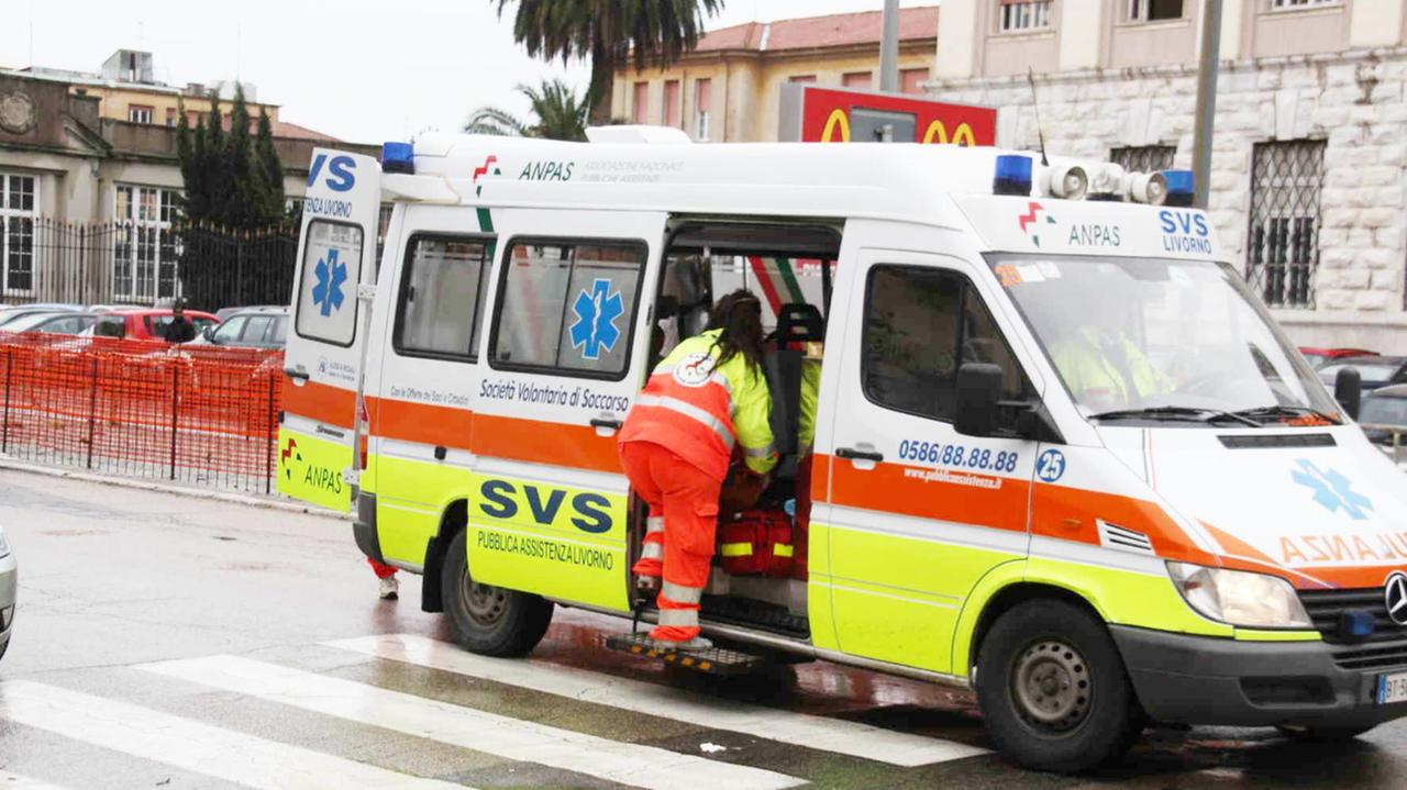 Cade dalla moto su viale Alfieri: ferito 57enne