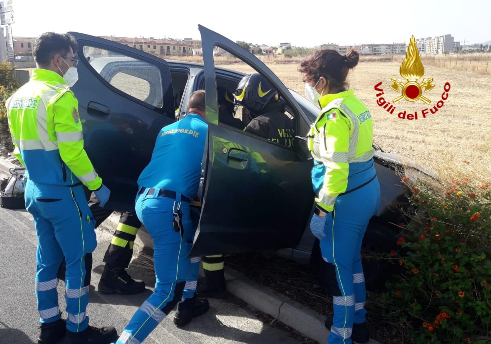 I soccorritori estraggono la donna dall'abitacolo dell'auto (foto Mario Rosas)