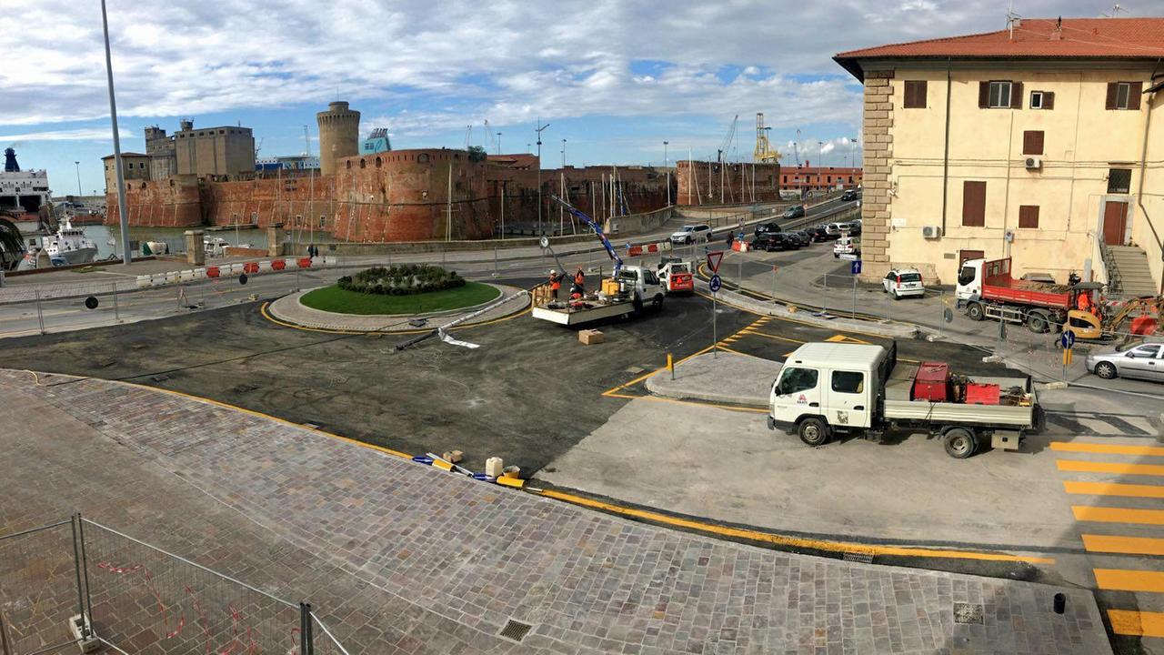 Falso allarme bomba davanti al comando provinciale della finanza di Livorno