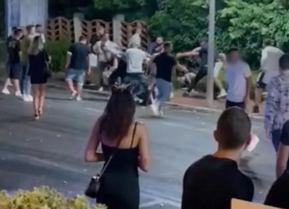 Un fotogramma del video postato su Facebook che riprendeva la rissa nel “viale della movida”
