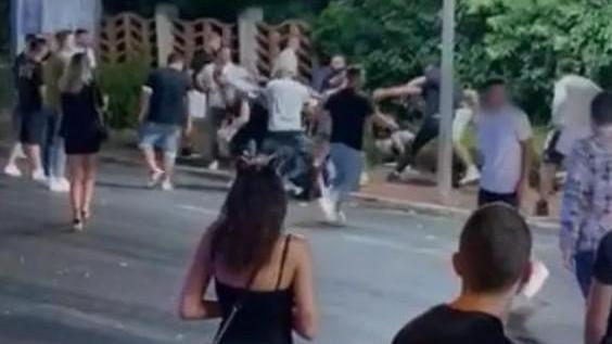 Un fotogramma del video postato su Facebook che riprendeva la rissa nel “viale della movida”