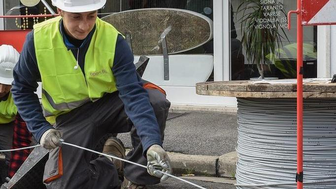 Un cantiere per la posa della fibra foto d’archivio
