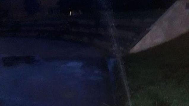 L’irrigatore annaffia il cemento ma non l’erba