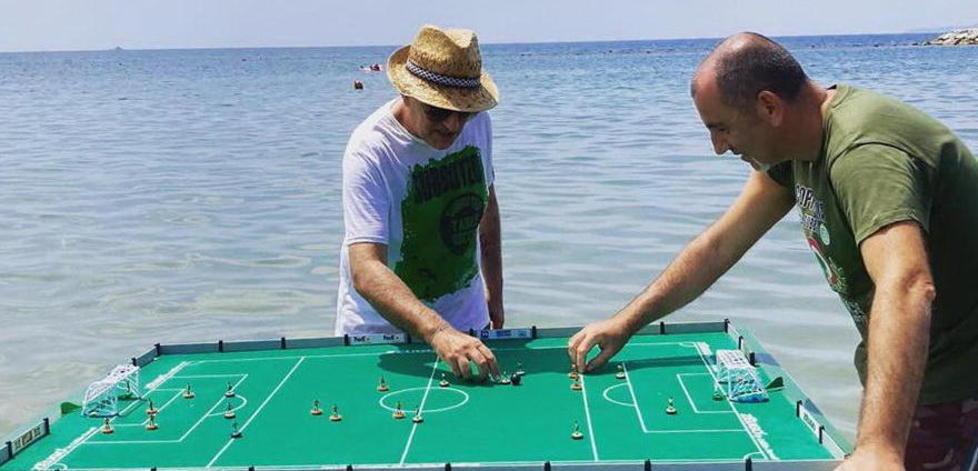 Quante emozioni Il gioco del subbuteo tra le onde del mare 