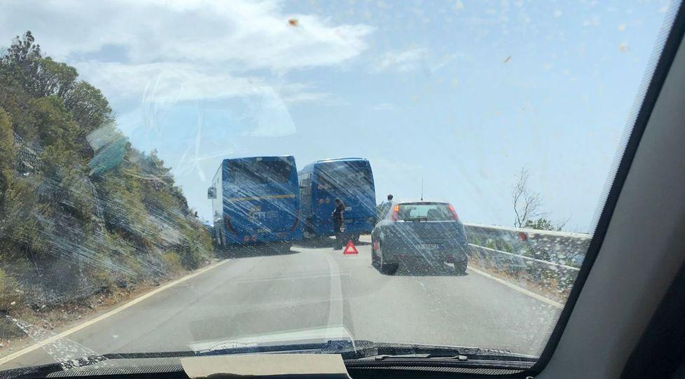 Bus contro uno scooter Due stranieri feriti e portati in ospedale 