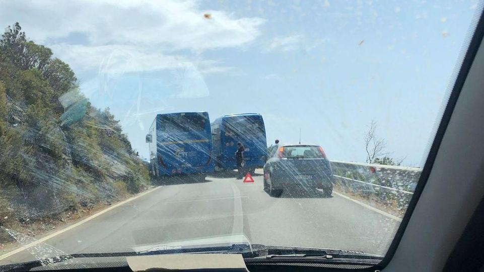 Bus contro uno scooter Due stranieri feriti e portati in ospedale