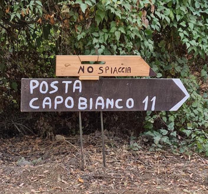 «Strani cartelli per scoraggiare l’accesso ad alcune spiagge»