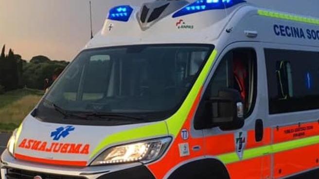 Sviene nella piscina e rischia di annegare paura per una bimba