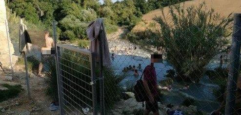 Cascatelle «chiuse» dalla recinzione Comitato all’attacco 