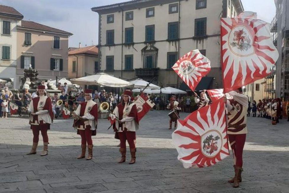 Volterra e Fivizzano un’antica amicizia tra il sale e l’arte degli sbandieratori