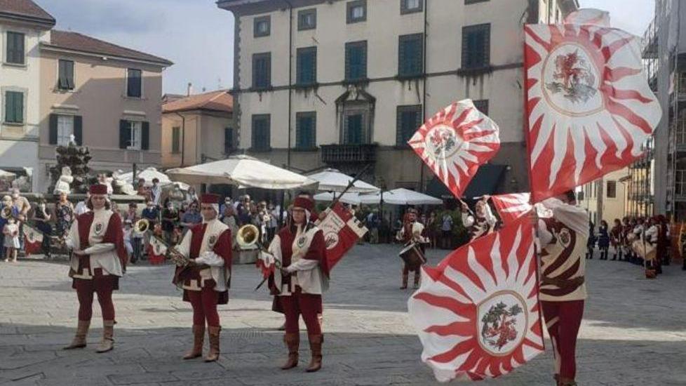 Volterra e Fivizzano un’antica amicizia tra il sale e l’arte degli sbandieratori