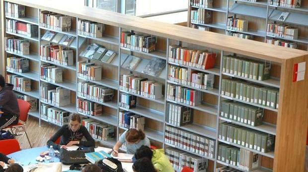 Orari ridotti e chiusure in agosto per biblioteche uffici e servizi comunali