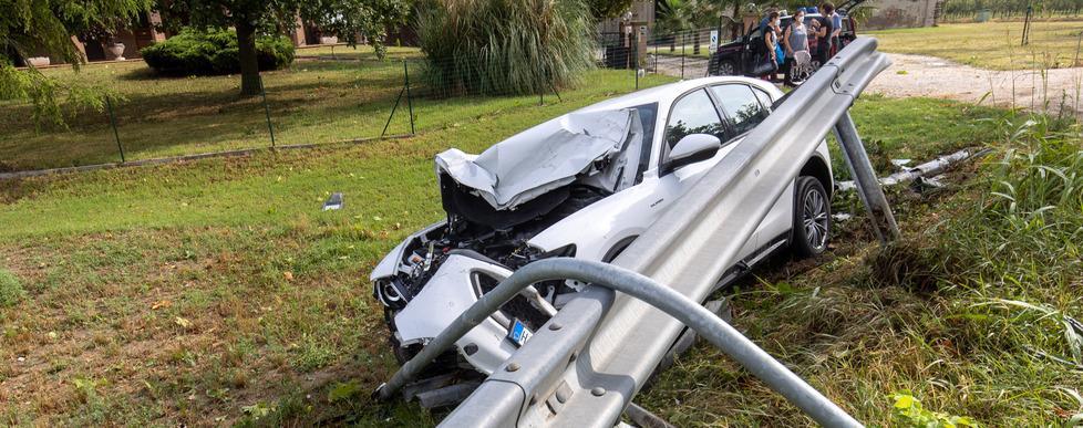 Perde il controllo e finisce fuori strada Grave un 60enne 