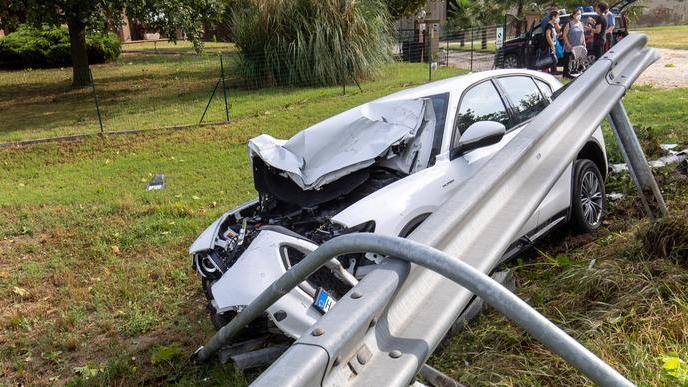 Perde il controllo e finisce fuori strada Grave un 60enne