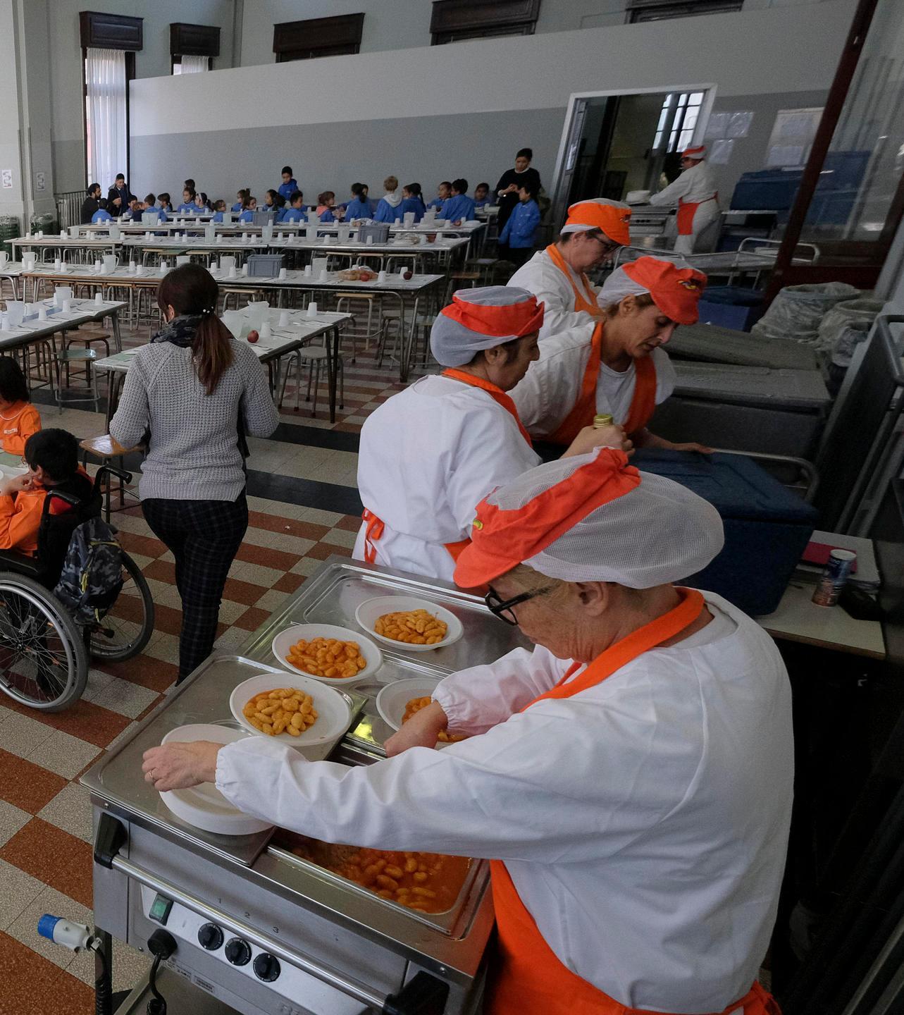 Sulle mense è polemica: «Il contratto non esiste» 