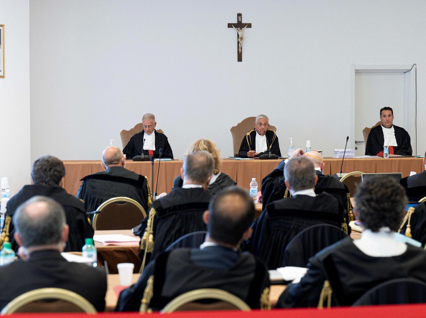 Becciu alla prima udienza: «Sempre fedele al Papa» 