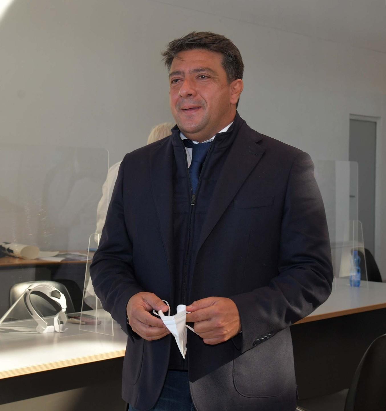 Covid, in ospedale solo “no vax” e l’età media cala ancora 