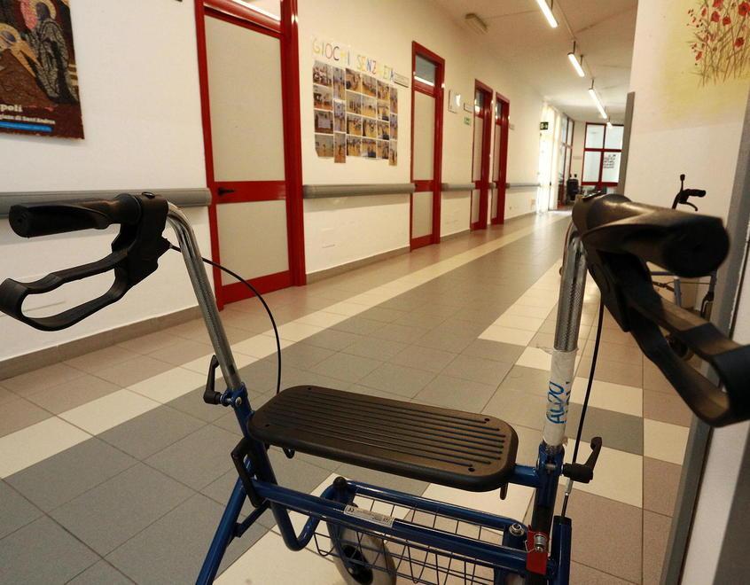 Dipendente della Rsa non vaccinata rifiuta il tampone: rischia il licenziamento 