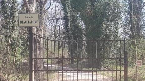 Il cartello affisso accanto al cancello del Diaccialone